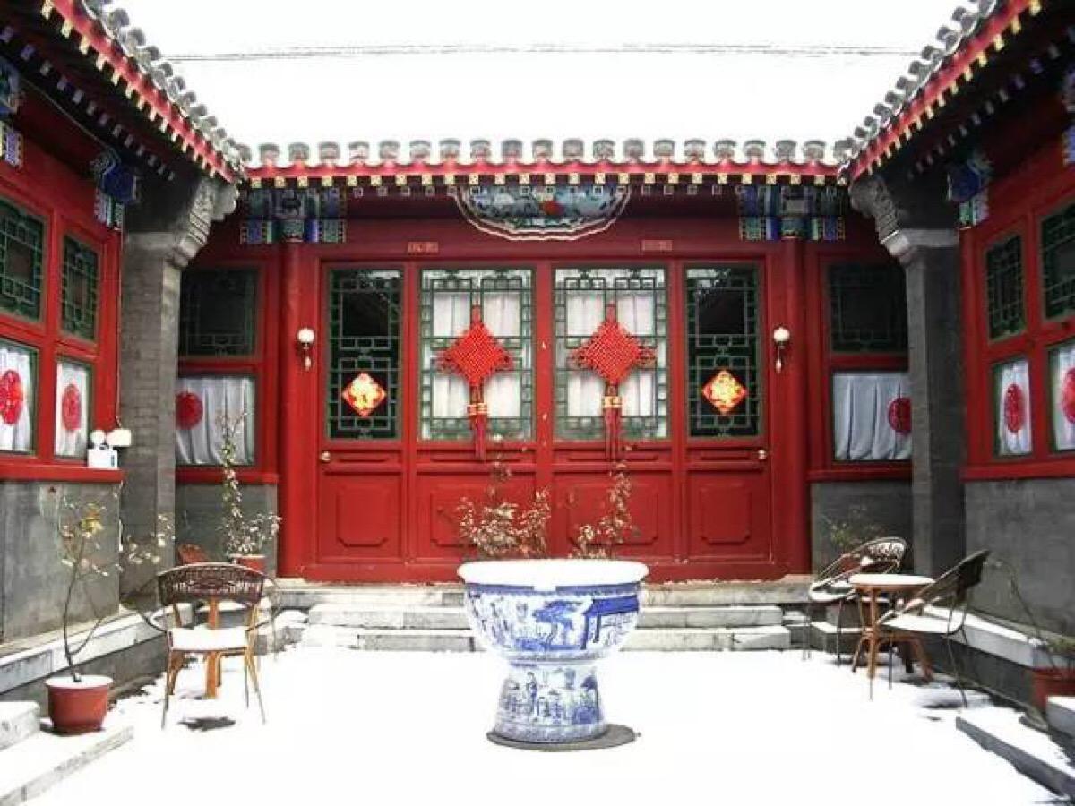 在现代城市住宅中,通常是以楼房为主,电梯也就成了现代城市楼房的必备设施之一。 入户门对着电梯口风水好不好 所以也就难免会造成入户门对着电梯口的情况出现,今天我们就从风水的角度来为大家讲解一下,入户门对着电梯口风水好不好。 入户门对着电梯口风水好不好 在风水学中,电梯口对着门口风水不好,是犯了风水学中的“开口煞”,也是住宅风水的凶煞之一。 如果电梯口对着门口,那么住宅大门则避免不了会受电梯开合之冲煞,那么当打开住宅的大门时,见到电梯门的一开一合,犹如猛虎之口一张一合,自然是不利住宅风水,会造成家运不济、守不住钱财、家中成员容易生病的反效果,同时易得血光之灾。 虽然在风水学中普遍认为气口乃是旺运的必备,但是气场宜吉不宜凶,而电梯人来人往开合频繁,所以气场非常杂乱,所以电梯的气场为凶,与住宅大门相对则为不利。 入户门对着电梯口风水好不好 阳宅是阴阳五行气场交汇之所,有气则生,无气则死,气衰则弱,气粗则野,气豪则雄,气清则雅。 所以电梯口对着门口这样的风水格局会导致住宅受电梯影响而导致气场紊乱,影响风水气场就会使得家运失衡。 而且在风水学中,最忌两门相对,如果电梯门正对住宅大门,便犯了门冲,风水学中就有“两门相对,必有一家退”,而电梯气场非常活跃,所以必定会对住宅风水造成影响。 其次,门为纳气之口,无论电梯门,还是住宅的大门都是有纳气之功。然后两门相对导致气场不稳,主泄气,损宅运。 大门正对电梯口如何化解 1、山海镇化解大门正对电梯口风水 山海镇是我国流传几千年的占卜图,山海镇的正中央画八卦太极图,四周是五湖四海,中间画三山五岳,南北各安日与月。在风水学中,山海镇具有移山排海,颠倒阴阳之功效,能够将煞气完全排除,也是一种常见的风水吉祥物。 所以山海镇在风水化煞上应用非常广泛,在大门口安置山海镇,让山海镇对着电梯可以化解电梯正对大门犯得开口煞的煞气。 入户门对着电梯口风水好不好 2、八卦镜化解大门正对电梯口风水 八卦镜在风水学中是常用的化煞吉祥物之一,化煞功效非常强,如果住宅电梯正对大门风水犯了开口煞,那么也可以在门楣上挂一块凹面八卦镜,进行化解,可以将流走的气收聚,钱财会较往日容易积聚。 但是在使用八卦镜这一类镜子进行化煞的时候需要注意,不宜将镜子正对别人的大门或者窗户,以免招来口舌是非。 3、麒麟化解大门正对电梯口风水 凡是住宅电梯正对大门风水犯开口煞,可以在进门玄关的位置用植物和水,或放一对麒麟,以化解开口煞气。 麒麟,中国传统瑞兽之一,在传说中,麒麟性情温和,能活两千年之久。古人认为,麒麟出没之处,必有祥瑞。 麒麟在风水学中也有着辟邪化煞,招财旺运,镇宅之功,主太平、长寿。民间还有有麒麟送子之说,所以麒麟是非常厉害的吉祥物。