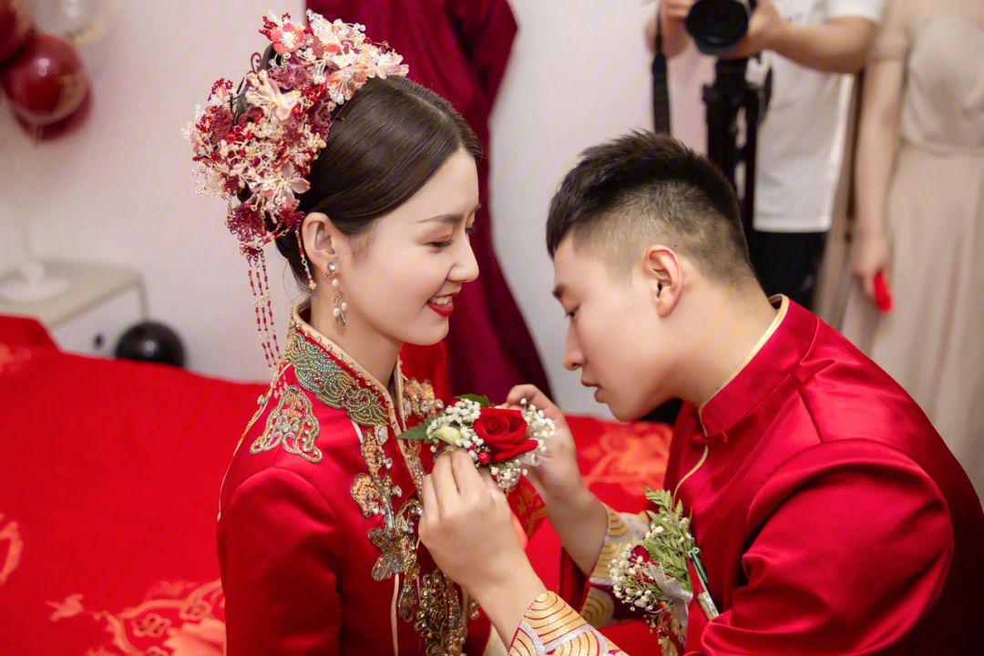 结婚是一件让人感觉繁琐又开心的事情,为什么繁琐又开心呢?因为结婚是我们的终身大事,结婚的流程实在是太多了,要准备的物品也是非常多。所以没有婚礼经验的新人们就会比较麻烦,那接下来本栏目来给大家分享下关于结婚的常见风俗流程,各位新人可以参考下本文然后再结合当地习俗来安排。 结婚的风俗流程 常见的结婚风俗流程 一、订婚 男方需要准备如下 1、聘金不同地区不一样,所以大家需要咨询下当地的长辈们。听听他们的意见。 2、金饰(戒指、手镯、项链等),俗称“三金”有的地方是“五金”(戒指、金项链、金耳环、金手镯、金脚镯) 3、订婚戒指(钻戒一只) 4、还有其他需要准备的东西,根据你们当地习俗来。 女方需要准备如下 1、抬礼品礼给帮女方抬男方行聘礼品者的红包礼。 2、甜茶。 3、甜汤圆、点心。 4、招待男方宾客的酒席。 7、回赠男方的礼品。 订婚流程 通常来说,订婚着重女方的礼俗,结婚着重男方的礼俗,不过现代大多由男女双方协商合意即可。以下为一般礼俗,可视实际需要或地方习俗,酌情增加或省略。 1、订婚当天,男方将「行聘礼品」以二、六或十二个红大盒装盛。 2、男方亲友将甜茶喝完,并将红包置入杯中。 3、准新娘出堂收茶杯(过程和敬茶同)。 4、奉茶完毕,接着进行「戴订婚戒指」(或手指);将金、铜戒指以红线相系,取夫妇同体同心之意或以钻戒代替。 5、女方准备高椅、矮椅各一张 6、准新娘入座,脸朝客厅大门,向外而坐,两脚踏在矮椅上。 7、准新郎站在在准新娘在右边,面对准新娘。 8、准新娘伸出右手,准新郎右手拿戒指。 宴请注意事项 举行完以上订婚流程后,女方家亲男方家以及女方诸位亲戚吃宴席,准新郎挨个拜见女方亲人,并接纳亲人给准新郎准备的见面礼金。 转天,准新娘要由伯母或者姑姑陪同,拜见男方亲友,吃宴席,并收见面礼。(此时,男方注意要准备红包给女方的陪同每人一个。) 二、结婚流程 1、婚礼前天下午,男方家带管家来与女方碰面,商议当天结婚细节。 2、婚礼前天下午,新娘的妹妹要去新郎家贴窗花,收礼金。 3、结婚当天,迎娶,又叫“迎亲”、“娶媳妇”,等于“六礼”中的“亲迎”。通常是由新郎亲自到女家迎娶新娘。新郎大早来女方家娶亲,车队要绕圈城行走,不可走回头路。 4、新娘妆毕,要怀揣一方小镜子,以“避“凶光。等待迎娶,要将准备的糕饼吃下。 5、迎娶的队伍到来后,女方的家门往往由新娘的妹妹或女友们紧闭、关锁。一方面显示女方家族的尊严,另一方面是故意捉弄迎亲者。迎亲者怕误了时辰,只有付“开门钱”了事。 6、进门后,女方设筵盛情款待。招待女婿时,除一应酒菜外,还有薄饼一样主食,当新女婿的一定要“偷”十几张饼、几双筷子和一些酒器,当地人称为“得富贵”。 7、丈母娘捧茶给新郎,并接收喜钱。 8、小舅子换新郎新娘花,并接收喜钱。 9、新郎见到新娘后,困难又来了~新娘的鞋被家人早早的藏了起来,新郎需要找到鞋子,才能进行下一步。 10、逗新郎环节,节目各不相同。 11、经过重重考验,终于可以迎娶新娘了!,先娘子不允许落地,得新郎一路背回家哦! 12、在新郎通过重重考验的,丈母娘还有一项工作——熏车。(丈母娘手拿香,围着喜车左转三圈,右转三圈,之后再打开车门,将车内也熏一遍。)熏车结束,丈母娘接收喜钱。 13、新娘上车,车队启程。迎娶队伍要随带红布或红手帕,路遇别人家的嫁娶队伍时,双方要互换“针线”或互丢红手帕,即新娘的女红消灾。 14、新娘弟弟陪同,与陪嫁物品一起,俗称“拎皮箱”,到婆家后再将皮箱打开,俗称“开皮箱”,并收取拎箱红包和开箱红包。 15、到达男方家,新娘被新郎背至床上,新娘坐上提前准备好的红被子,然后喝过红糖水,吃过糕面后,方可下地。 16、宴请男方宾客,新人敬酒。 17、未入洞房前,必请一位父母双全、丈夫健在的妇女到新房中为新郎新娘安放被褥。并将一把五色粮撒到褥下,赶个五谷丰登的吉利。床头下放几颗红枣,意思是早(枣)生贵子。枕下放几粒花生,意思是男孩女孩“花”插着“生”。 18、晚上亲朋好友闹洞房。闹洞房的人越多越好,人越多越显出自己的体面和光荣。俗话说“新妇三天无大小”,这一天,不论男女老幼都可入房“看新媳妇儿”,逗引新娘,不管荤的素的一起来,有意是尽量使原本羞羞答答的黄花闺女变成大大方方的泼媳妇。 19、,还有人潜伏洞房窗上窃听新郎新娘说私房话,俗称“听房”。 20、结婚一般第三天需要回门,回门也就是新人两人一起回娘家,记住一定要带礼物,不能空手回去,当天女方还需要开设回门宴,邀请女方那边的亲朋好友。