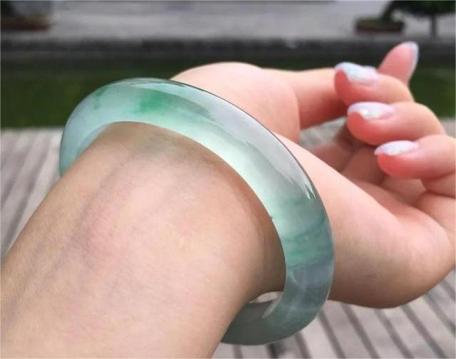 玉镯子带左手还是右手玉镯子戴在左手还是右手比较好