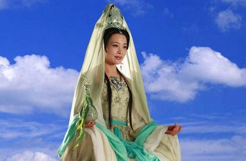 面相带佛像的女人