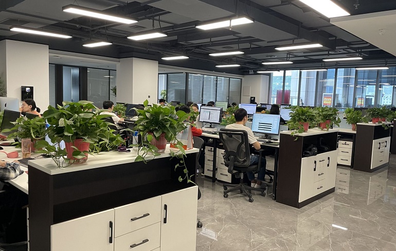 ��������ǰ��Ա���ǧ��һ������Ů�����